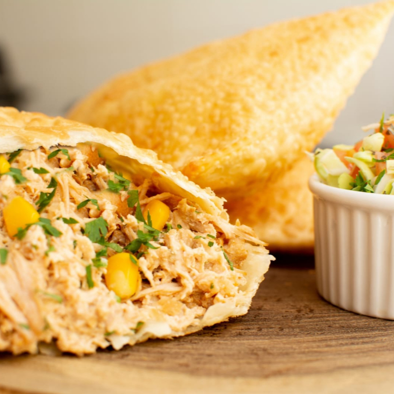 Pastel crocante e recheado com frango desfiado bem temperadinho! 😋 Massa leve e dourada, com 20 cm de puro sabor. Perfeito para quem ama aquele pastel grandão, quentinho e cheio de recheio!