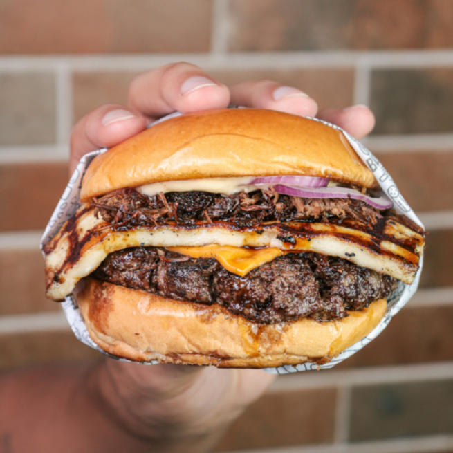 Pão brioche selado na manteiga, queijo cheddar, com um suculento blend bovino de 180g, queijo coalho selada na chapa, carne seca desfiada, cebola roxa, melaço de cana e molho da casa.