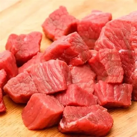 Porção a partir de 200g - Cortada em cubos maiores para cozinhar em panela de pressão .