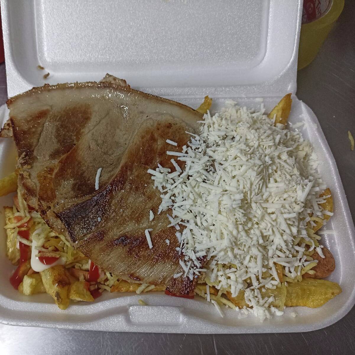 Salchipapas con Chuleta de Cerdo Especial