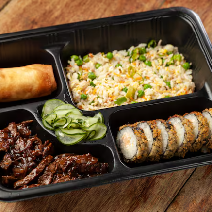 Fatias de carne salteadas com cebola dourada, trazendo um sabor irresistível. Monte seu bentô escolhendo um acompanhamento, um Roll e um Harumaki.