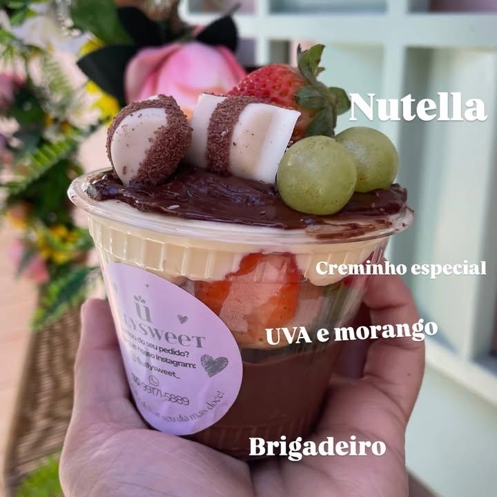 Brigadeiro de colher cremoso, uvas e moragos fresco, coberto creme de pudim, nutella, finalizado com kinder buemo