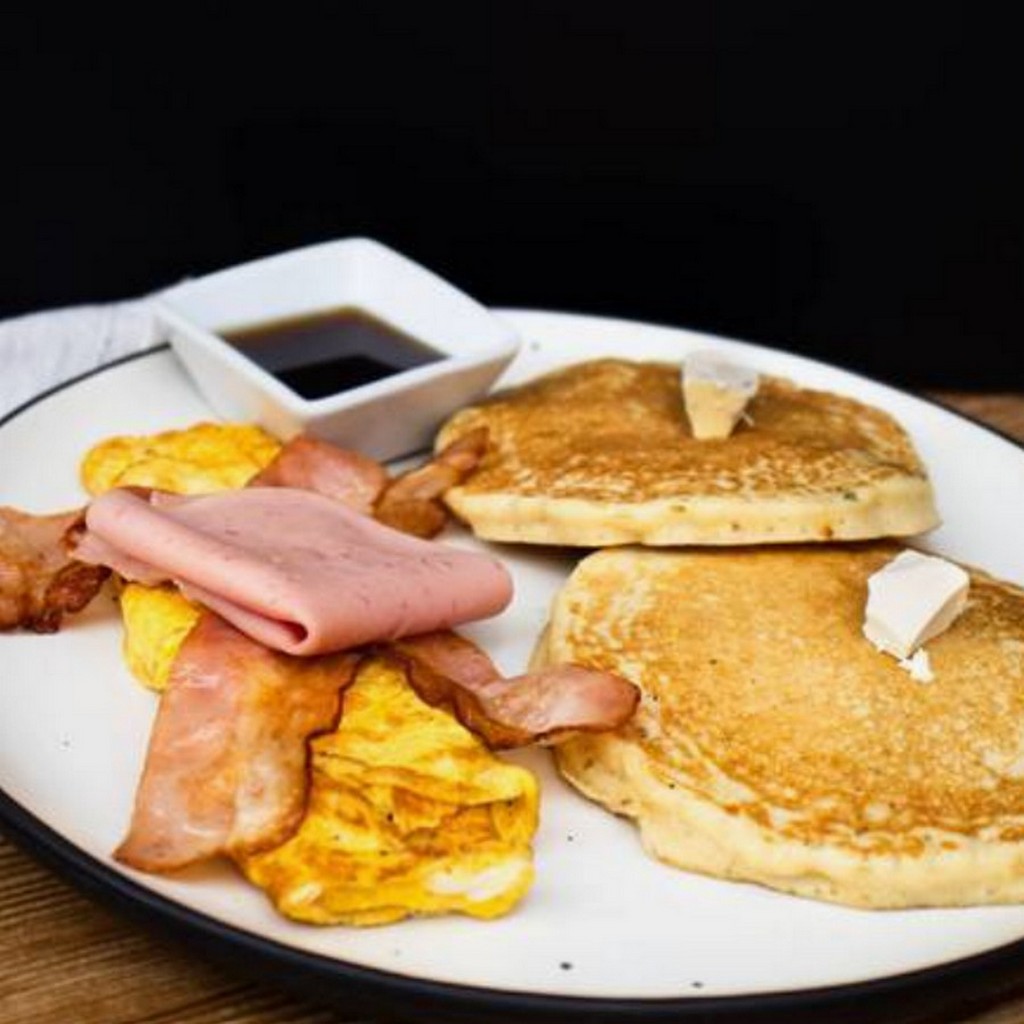 Hotcakes con Huevo Revuelto, Tocino y Jamón