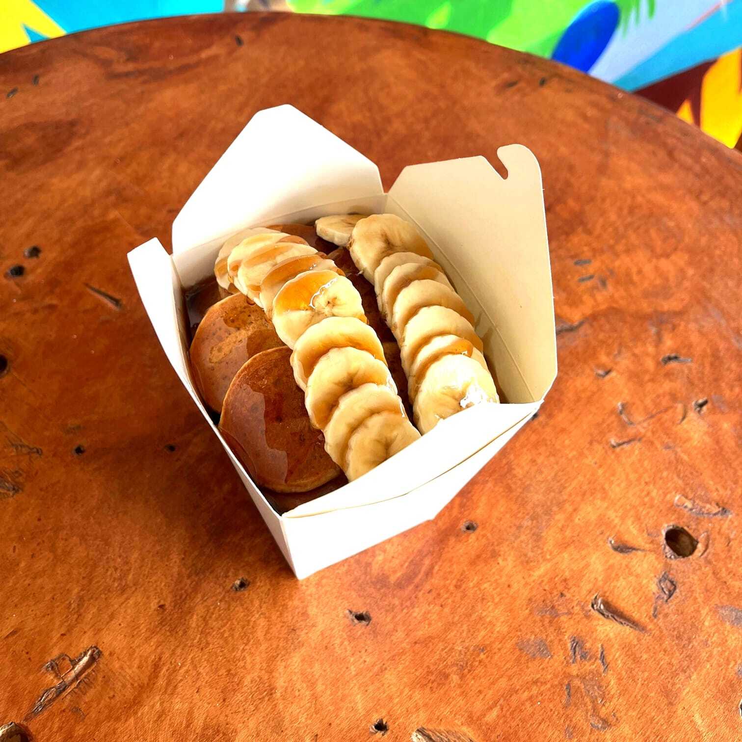 Mini Hot Cakes con Miel Maple y Plátano.