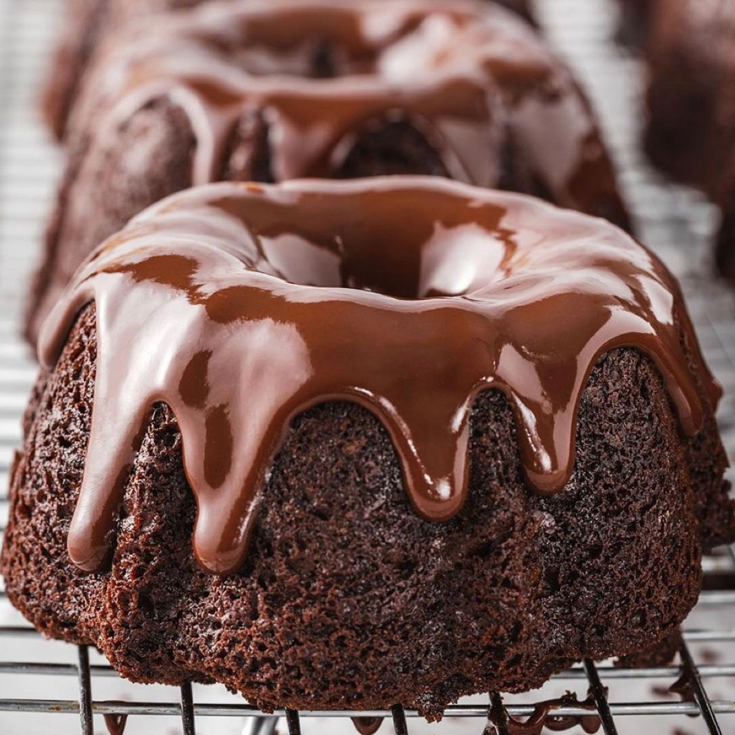 Bolo fofinho, macio, quentinho, massa sabor chocolate, coberto com brigadeiro e polvilhado com granulado. Porção individual