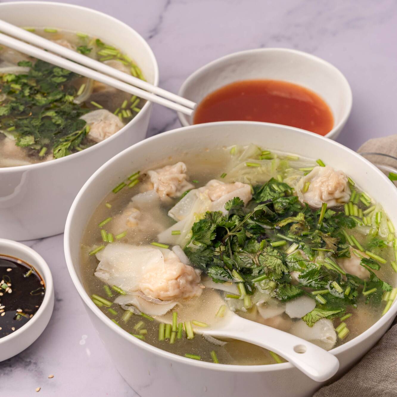 Sopa de wantan pollo y camarón