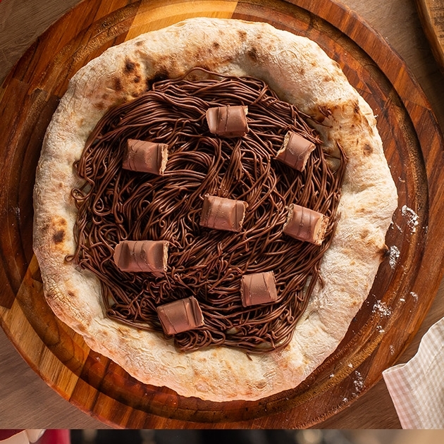 Massa de fermentação natural, chocolate e pedaços de Kinder Bueno