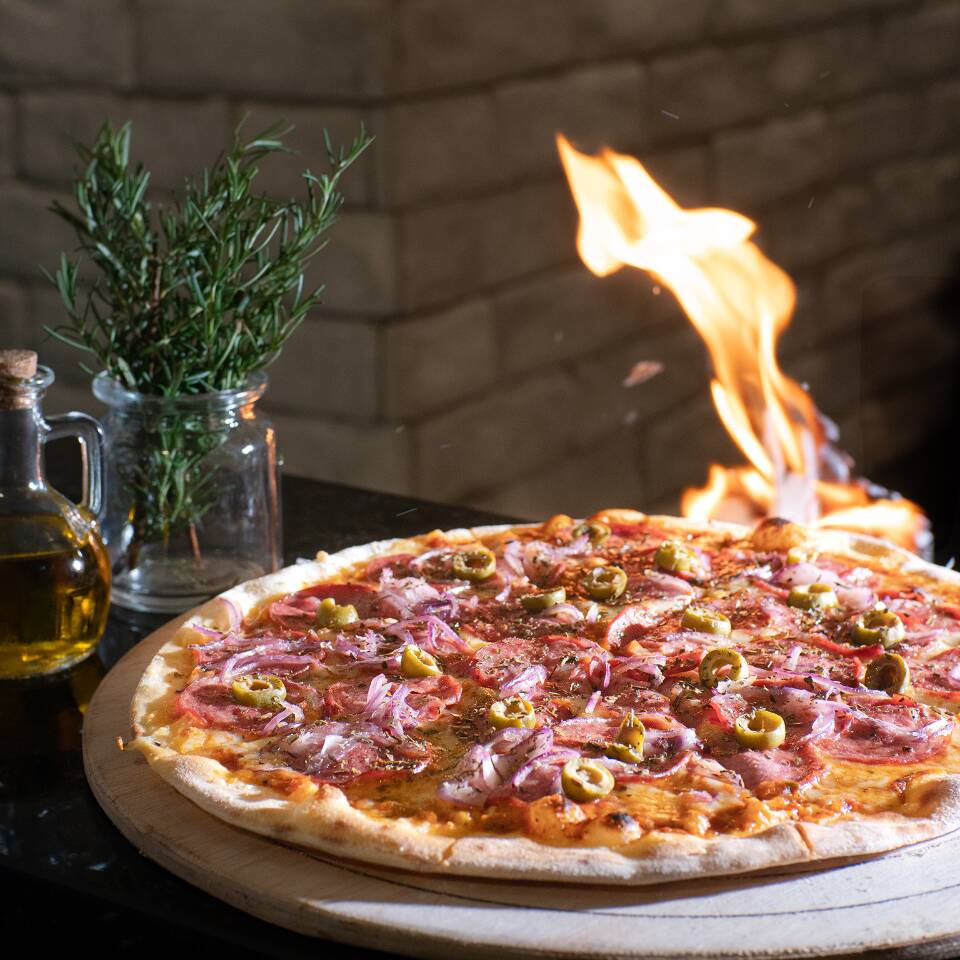 Massa Artesanal fina, pernil desfiado, mozzarela, azeitona e orégano