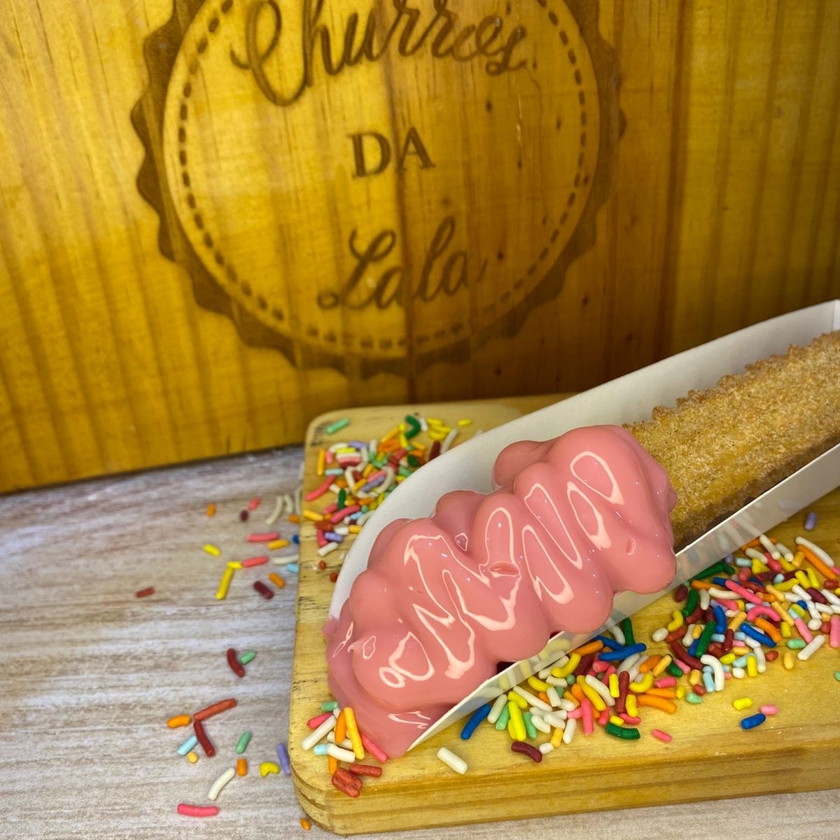 massa fresca, artesanal, feita todos os dias, bem fritinho e crocante, envolvido em açúcar e canela, com um delicioso recheio cremoso de moça de morango.