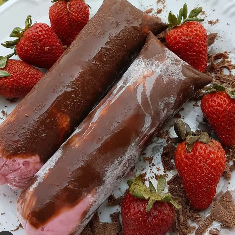 Sacolé Sensação 🍓🍫 Cremoso, geladinho e delicioso! Feito com chocolate e morango, trazendo a clássica combinação sensação que conquista em cada gole. Refrescante e viciante! 😍✨