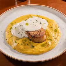 Lombo do peixe grelhado, creme de búfala, purê de banana da terra, arroz branco