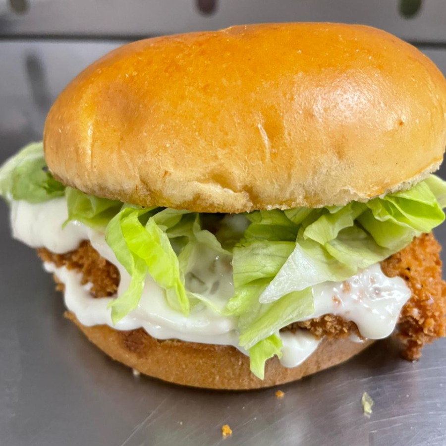 Pão brioche, file de frango crispi, alface americano e uma generosa camada da queridinha maionese defumada