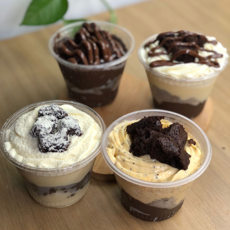 Copo da Felicidade
Perfeito para matar a vontade de doce, este copo da felicidade é montado com camadas deliciosas e muita cremosidade em cada colherada. Preparado com brownie de 50% cacau, trazendo sabor intenso e equilibrado, e finalizado com a cobertura de sua escolha, tornando cada unidade única e personalizada.
Servido em recipiente de 300ml, é uma sobremesa indulgente, ideal para quem busca praticidade sem abrir mão do sabor e da qualidade.