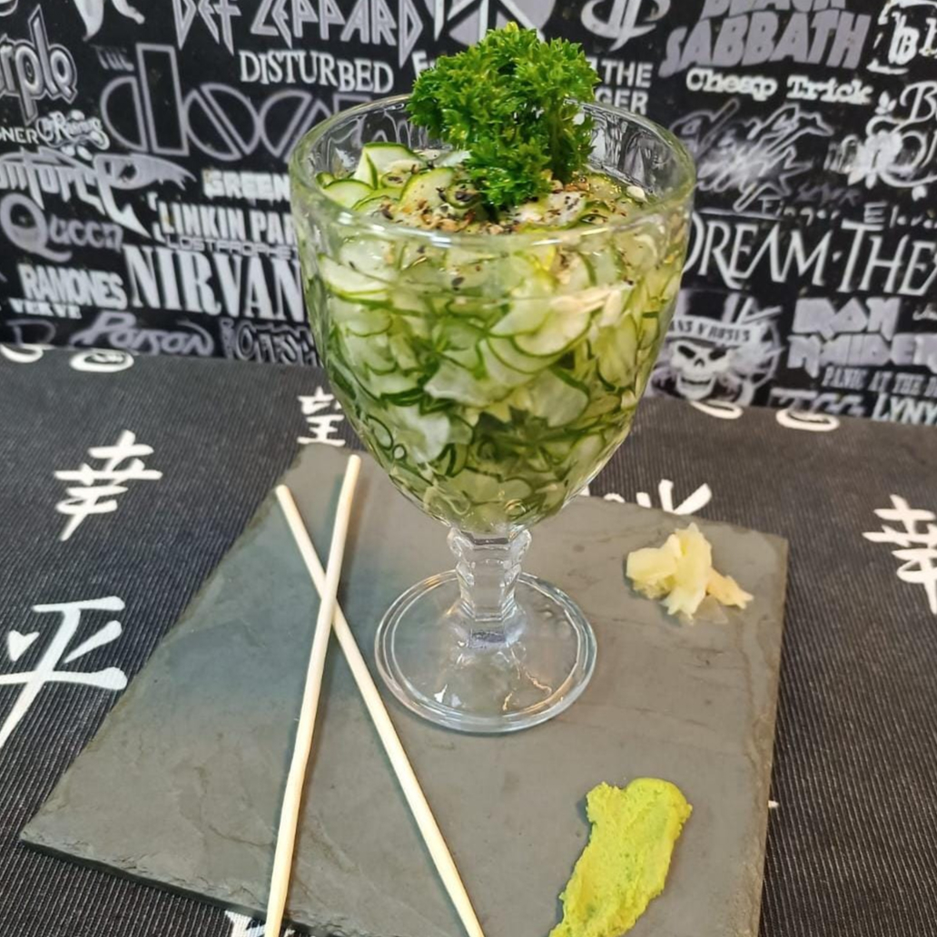 Salada de pepino japonês com kani e gergelim.