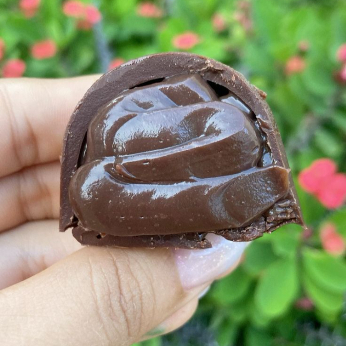 Casca de chocolate ao leite c/ recheio de brigadeiro ao leite