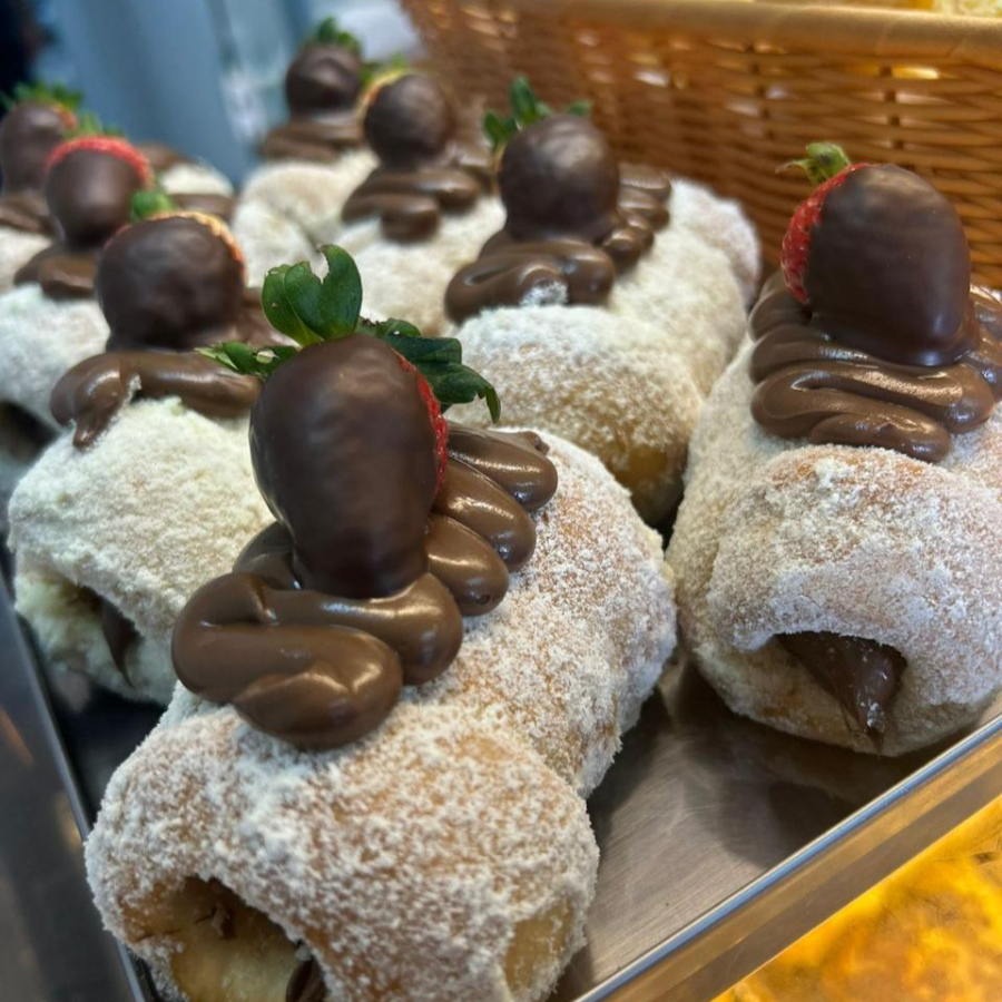 Canudo de massa macia, recheado com creme de avelã, doce e irresistível, perfeito para sobremesas e lanches.