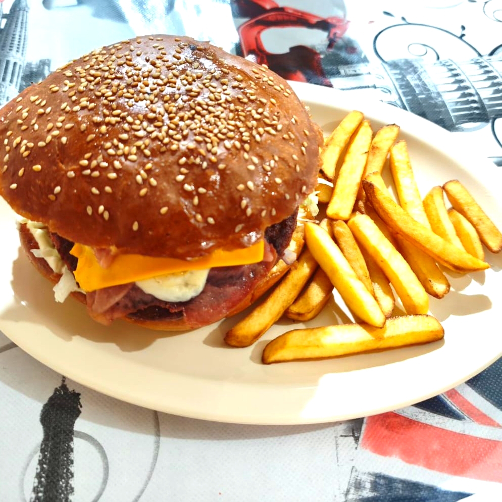 Hamburguesa + Agua Fresca de 1 Lt