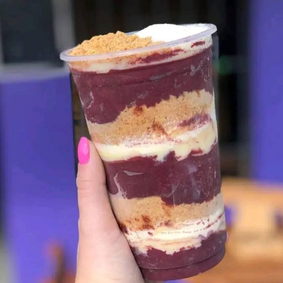 Açaí com bastante paçoca, leite em pó e leite condensado.