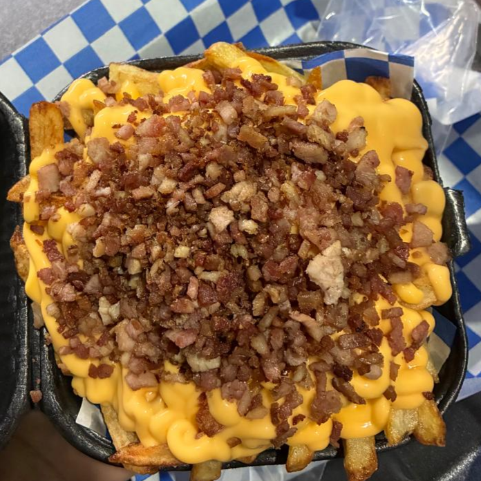PAPAS CON QUESO Y TOCINO