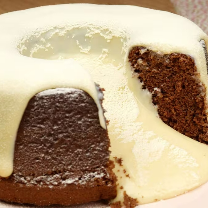 Massa: chocolate Recheio/Calda: calda de Ninho Cobertura/Decoração:  leite em pó salpicado