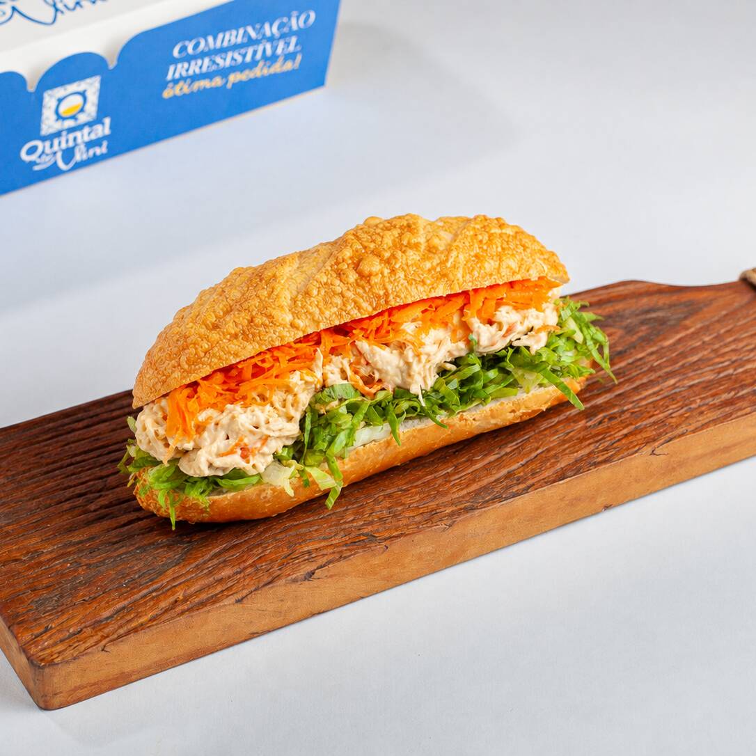 Na baguete de mussarela de 12cm, acompanhada de 80g de frango desfiado cremoso, com cream cheese, alface americana, e cenoura ralada.
Para os amantes de frango, esse é o lanche queridinho!