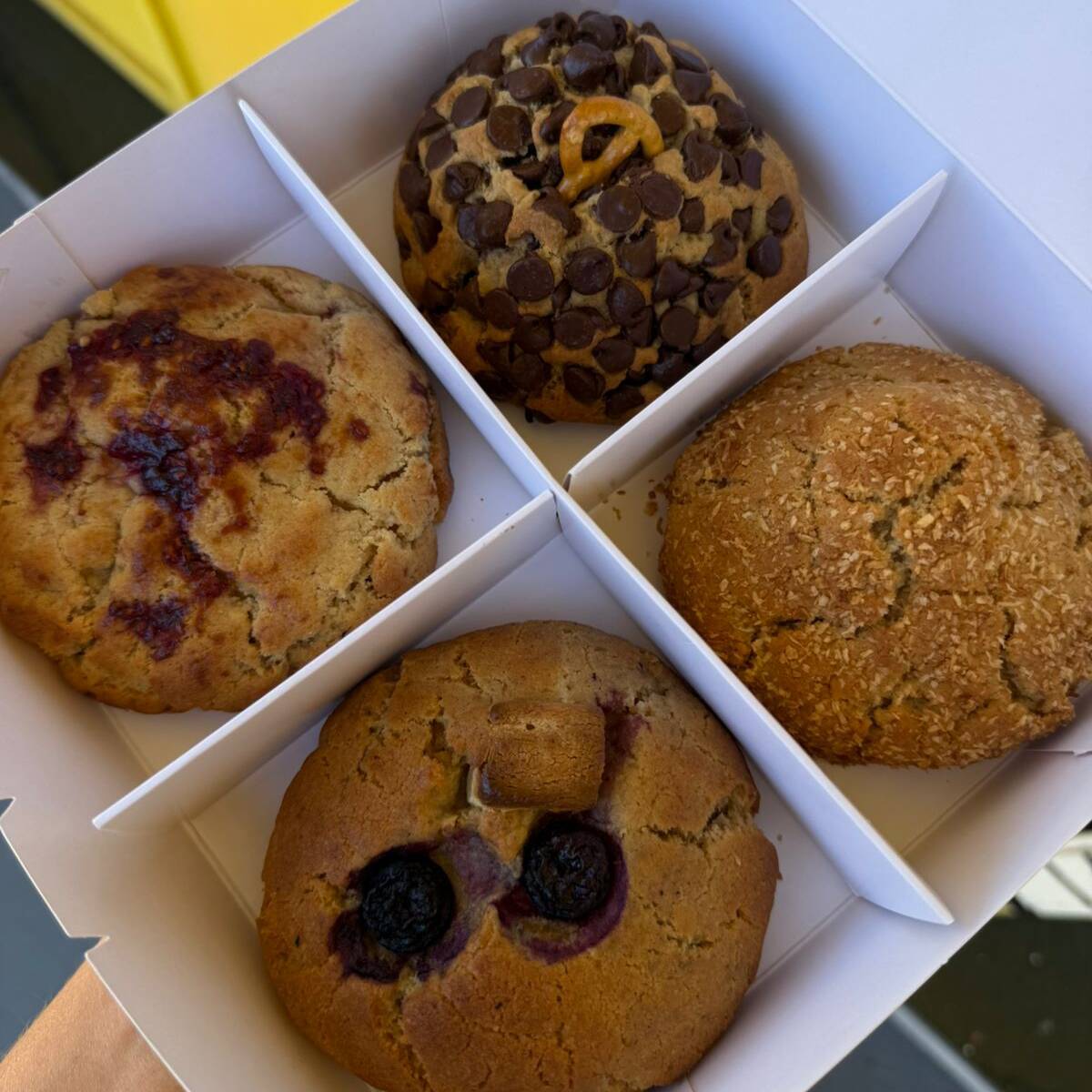 Caixa com 4 cookies de 170g com sabores diversos e diferentes dos outros do cardápio regular. Esse mês de julho temos:
Pretzel - cookie de massa branca com gotas de chocolate ao leite, pretzel salgadinho dentro, finalizado com gotas de chocolates.
Santa Bala - cookie de massa branca recheado com uma bala baiana de coco da Santa Bala e finalizado com coco ralado.
Blueberry - cookie de massa branca com pedaços de chocolate branco, mirtilos (blueberry) e cream cheese.
Cheesecake de Framboesa - cookie de massa branca com geleia de framboesa, cream cheese e chocolate branco.