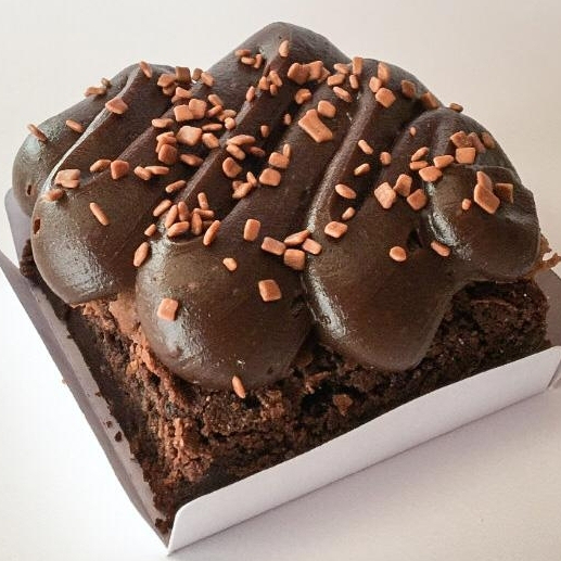 Brownie com cobertura de brigadeiro e granulado por cima