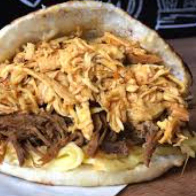 Arepa Rellena Pollo Carne
