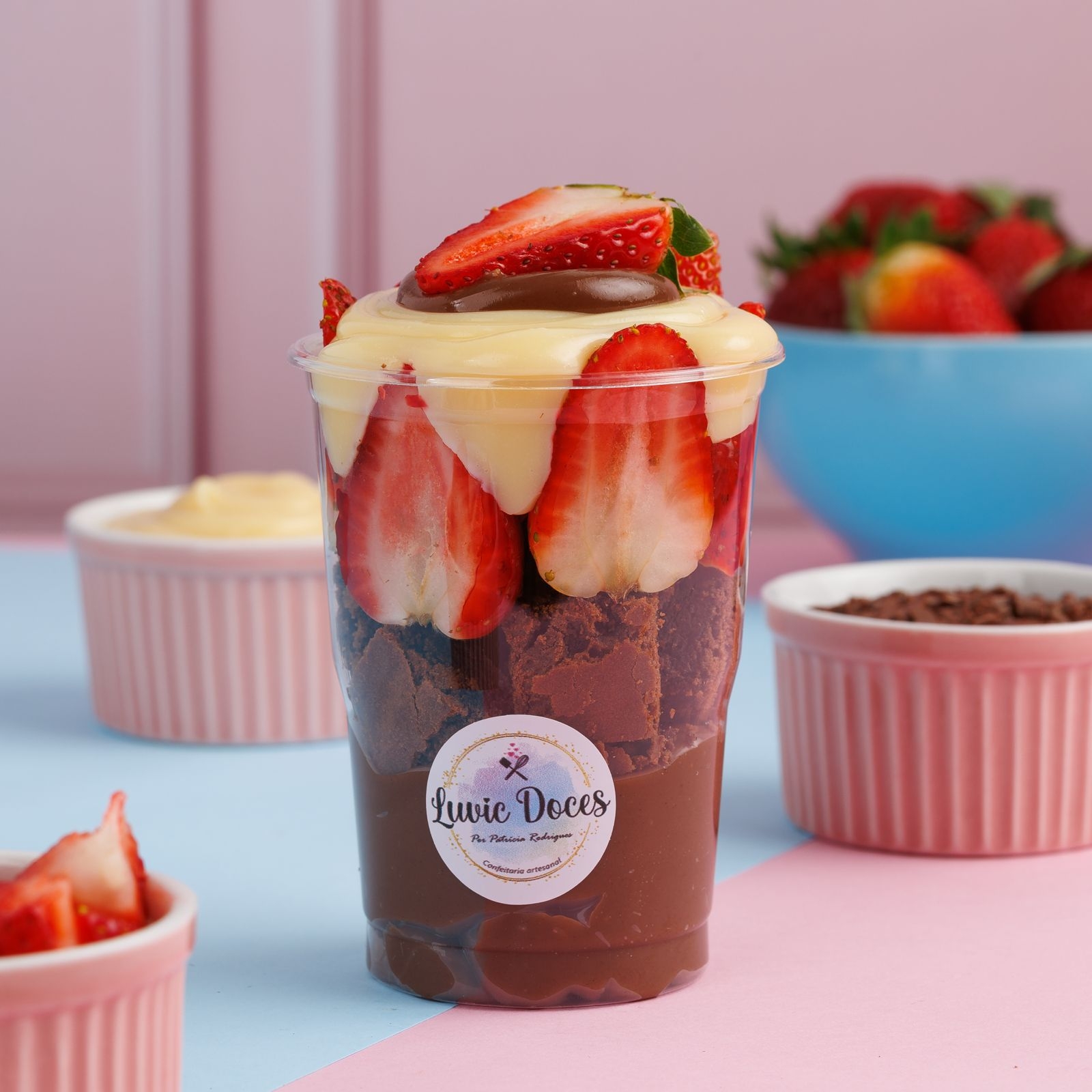 Combinação perfeita de brigadeiro Brownie morangos frescos creme de Ninho decorado com morango e pedacinho de Brawnie