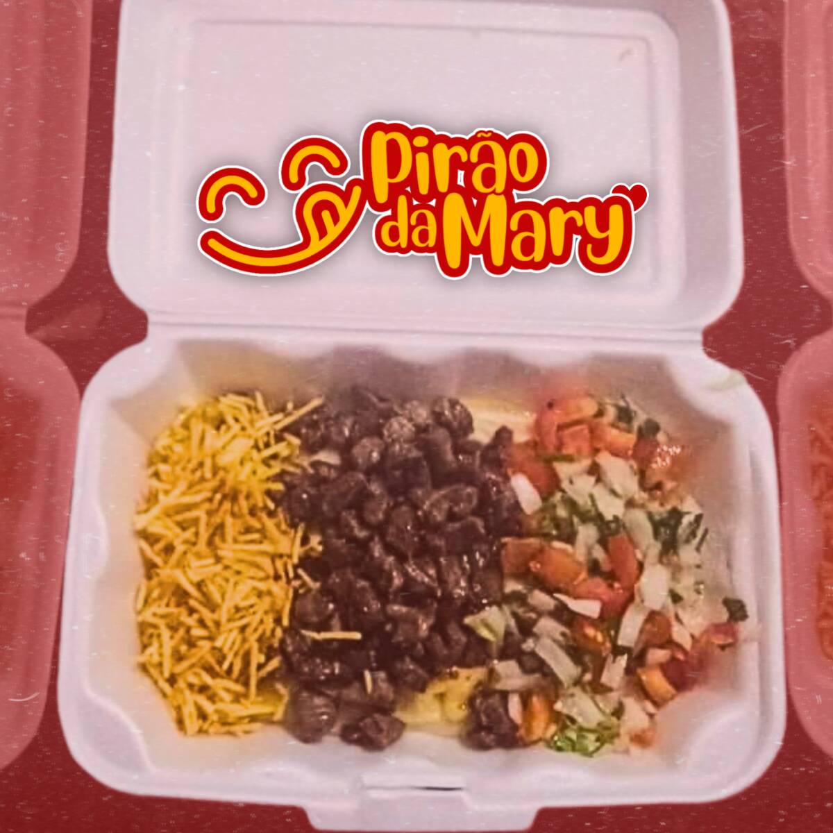 Delicie-se com o irresistível Pirão de Aipim da Mary! A base cremosa de aipim é acompanhada de queijo mussarela maçaricado e queijo ralado, criando uma explosão de sabores e texturas. E o melhor: você pode escolher entre arroz ou salada vinagrete como acompanhamento grátis. Uma refeição completa, saborosa e feita com muito carinho, perfeita para qualquer momento do Dia. - aprox: de 200g á 400g