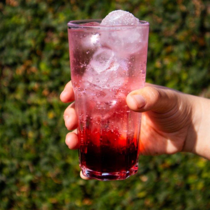 Água com gás, gelo e seu sabor favotiro! Sabores disponíveis: limão siciliano, maçã verde e frutas vermelhas. 300ml