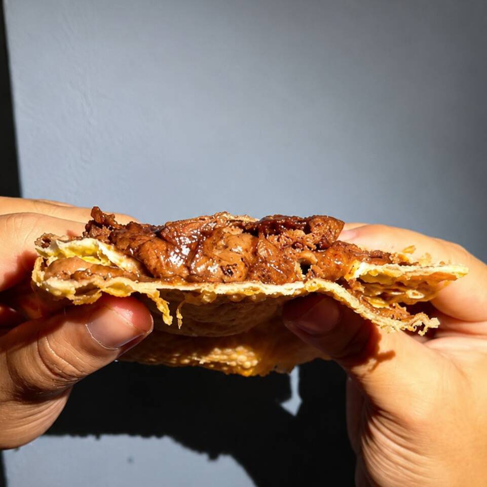 16cm de pastel com Massa leve e crocante recheada com Twix, muito chocolate e todo o sabor que você ama. Frito na hora para chegar quentinho, com casquinha crocante por fora e recheio cremoso por dentro.