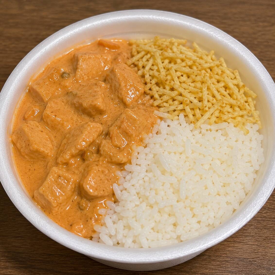 3 marmitas de Strogonoff, acompanha arroz,batata palha separado no saquinho !!!! 750 cada marmita