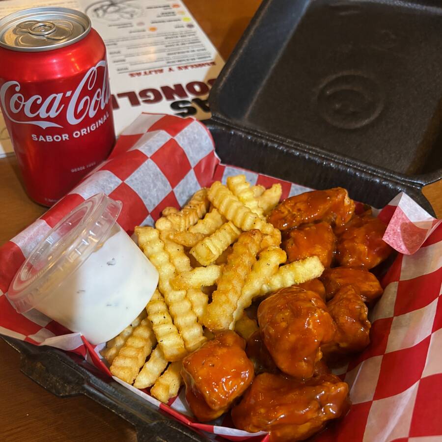 Combo Boneless y Coca Cola