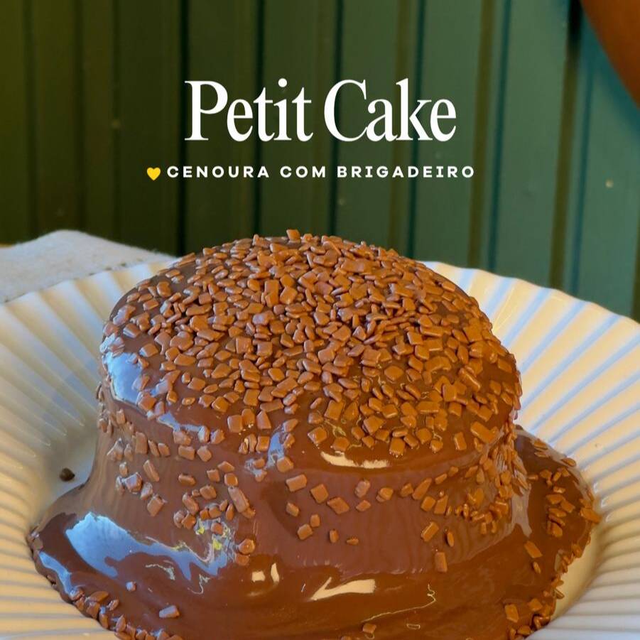 MINI BOLO DE CENOURA RECHEADO COM BRIGADEIRO E COM MUITA COBERTURA DE BRIGADEIRO