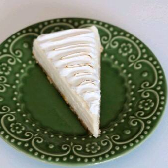 Torta de limão com toque de cream cheese. Leve, refrescante e cheia de sabor em cada garfada!