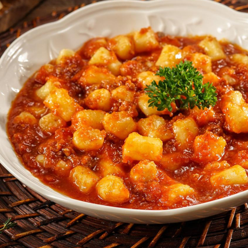 430g de nhoque caseiro envolvido em molho bolonhesa e coberto com queijo parmesão ralado, acompanha 1 coca cola lata 350ml