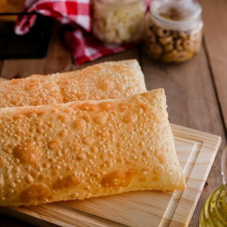 Nosso pastel grande 20 cm (2 unidades ), feito para quem tem fome de verdade 😋 Massa crocante, recheio generoso e tamanho que impressiona. 🥟 Sabores à escolha: Carne ,Queijo, Frango ou Calabresa 🥤 Acompanha: 2 Refrigerante 200 ml (Coca-Cola ou Pepsi Twist)(Massa tradicional ,não trocamos itens da promoção)