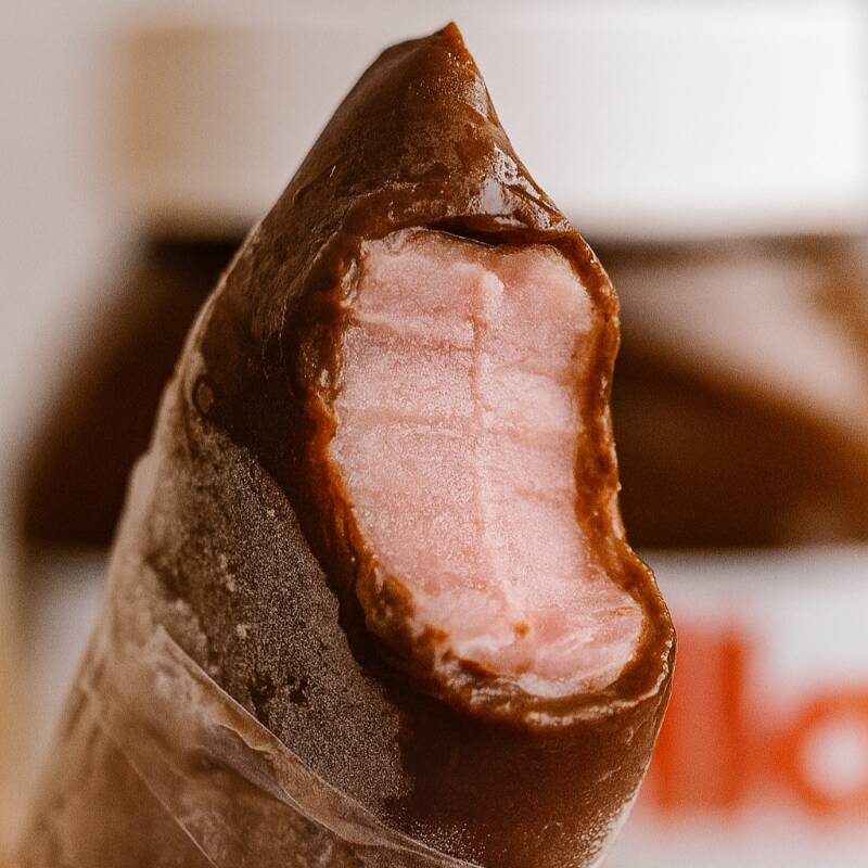 Morango cremoso combinado com recheio de Nutella, criando um contraste delicioso de fruta e chocolate.