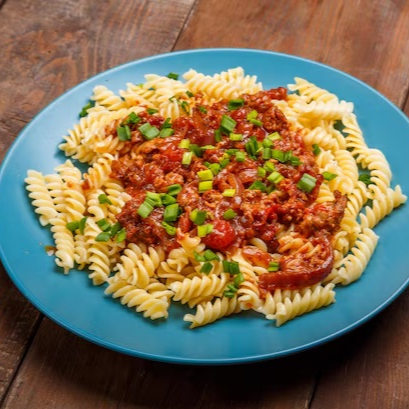 Fusille de sêmola com ovos, Molho pomodoro caseiro natural, cebolinha, louro, alho, queijo parmesão ralado