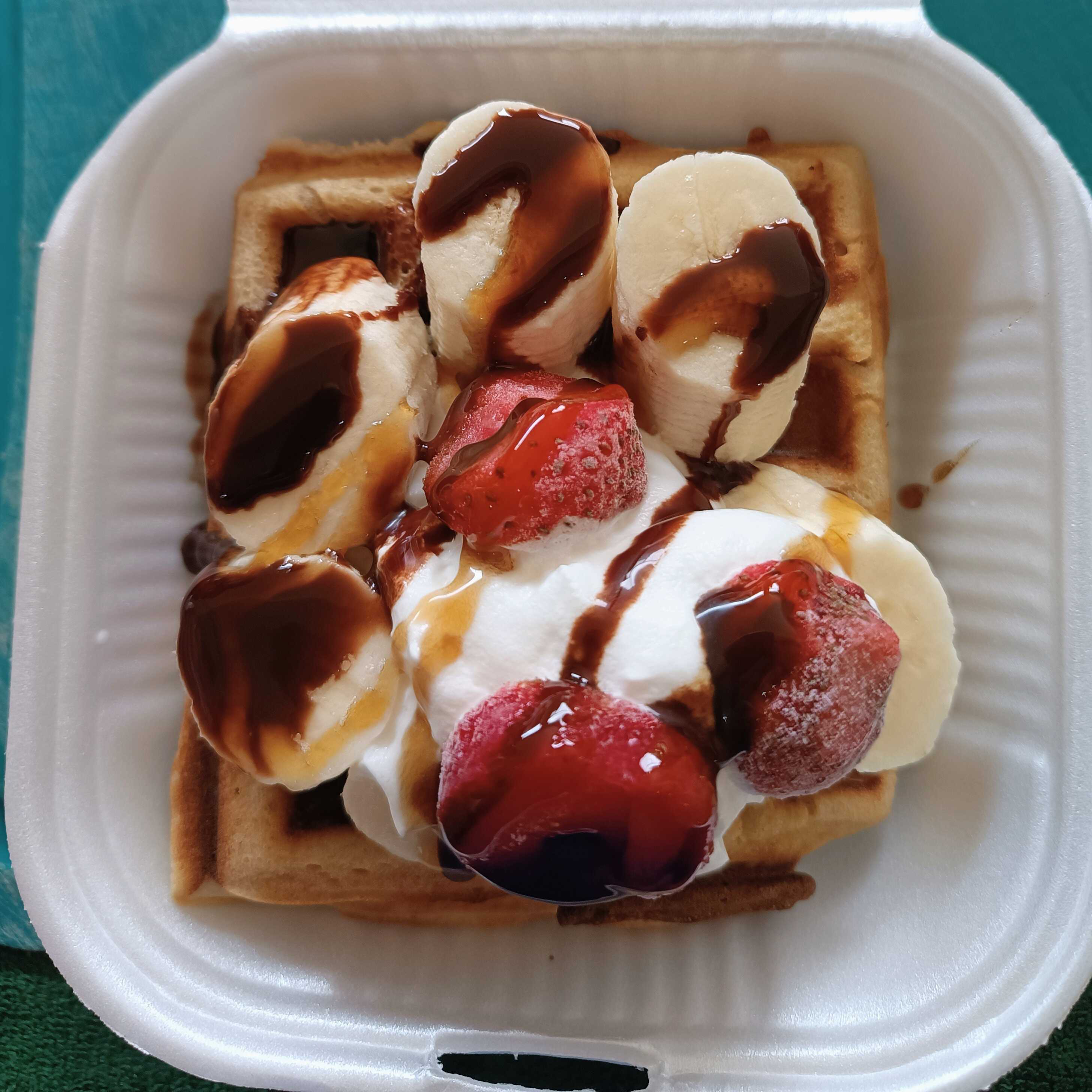 Waffles con Fruta, Crema Batida, Miel y Chocolate