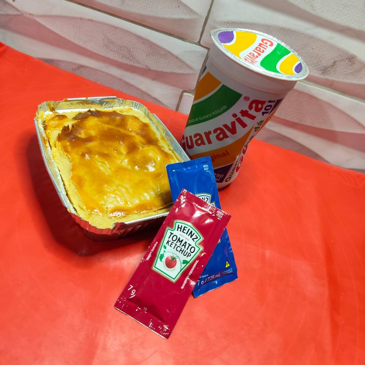 Delicioso empadão que esfarela na boca, com catupiry, tamanho 220ml + guaravita.