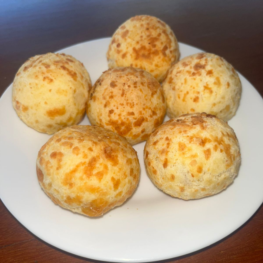Mini pão de queijo mineiro com recheio cremoso de frango temperado. Pequeno no tamanho, grande no sabor.