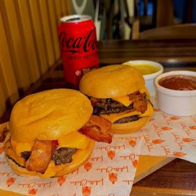 Pão brioche, smash burger 100g, cheeddas, bacon crocante e molho da casa.