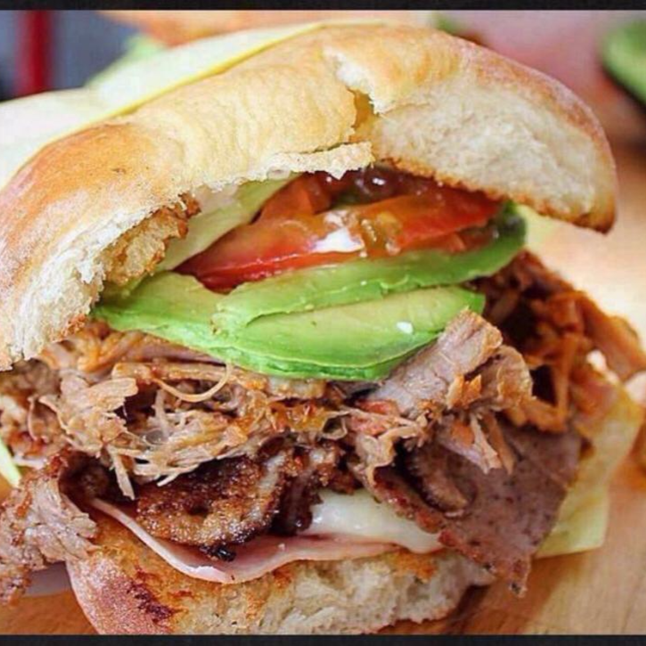 Torta especial lomo milanesa + Torta Deshebrada
