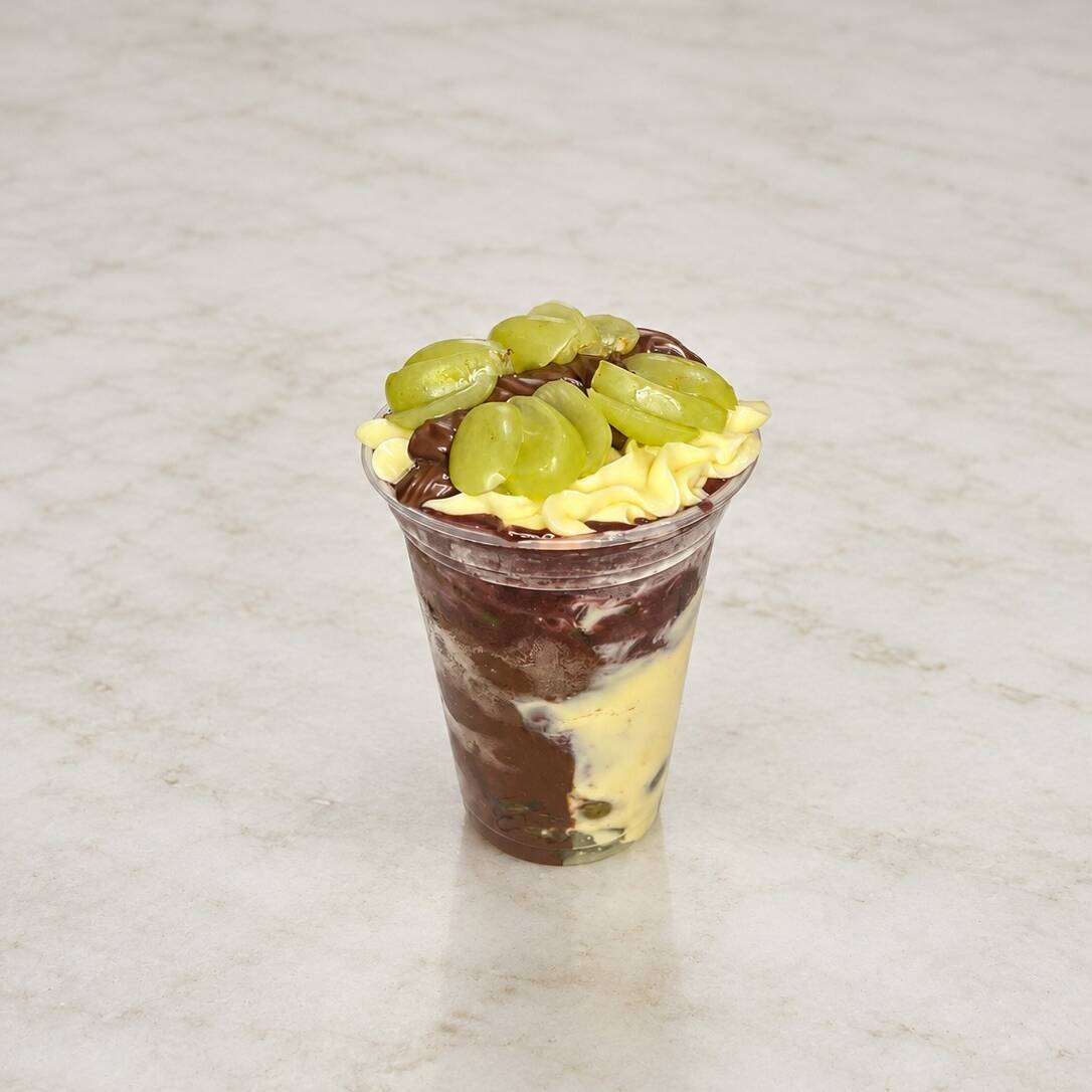 Açai, creme de avelã, camadas creme Ninho e uva, finalizando com leite condensado. Uma combinação intensa, doce na medida certa e com aquele sabor que derrete na boca. Puro prazer em cada colherada!