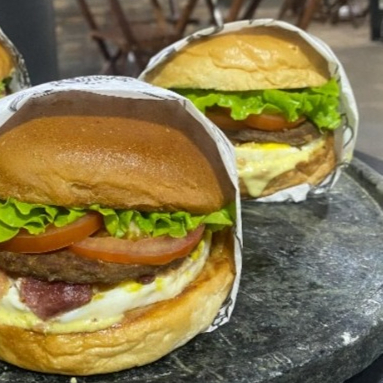 PAO DE HAMBURGUER - HAMBURGUER BOVINO 100G - MUSSARELA - TOMATE ALFACE
