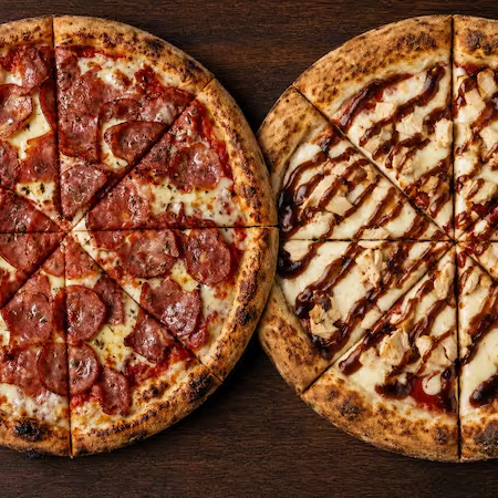 Peça 1 pizza de 35 cm e leve 2 (16 fatias). Escolha os 2 sabores tradicionais. Quantidade limitada do Dia.