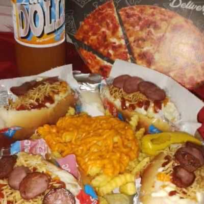 Acompanha 4 hot dogs simples c/ Calabresa, porção de batata c/ cheddar, 4 tipos de molhos ( maionese, ketchup, mostarda e molho tártaro ) e 1 bebida 2l