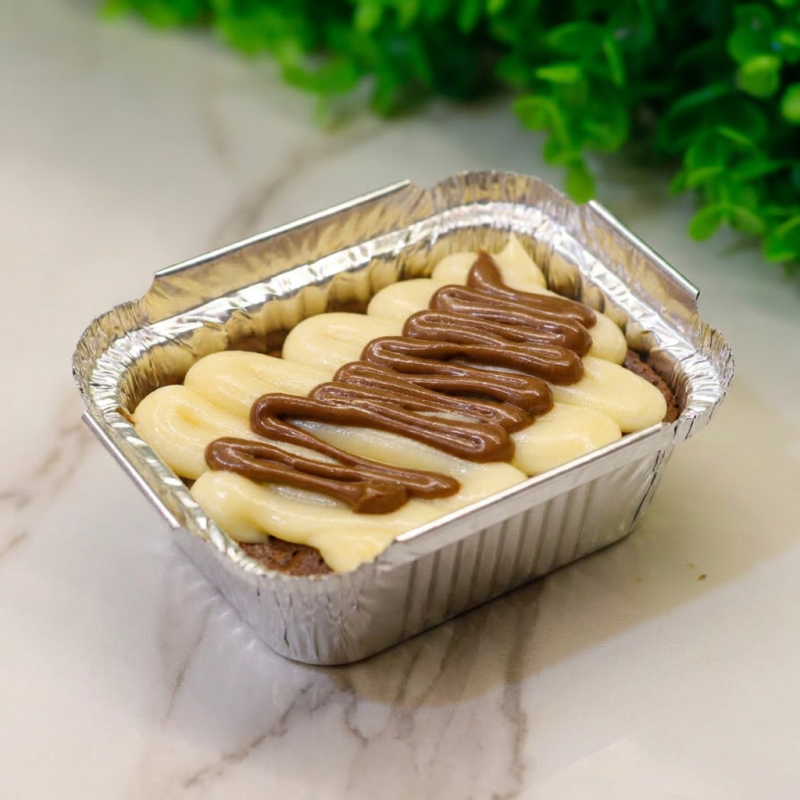 Versão mini da nossa Marmita com nosso clássico brownie artesanal, super molhadinho e com aquela casquinha crocante, servido na marmita com uma camada generosa de creme de Leite Ninho e a legítima Nutella. (Aprox. 110gr)